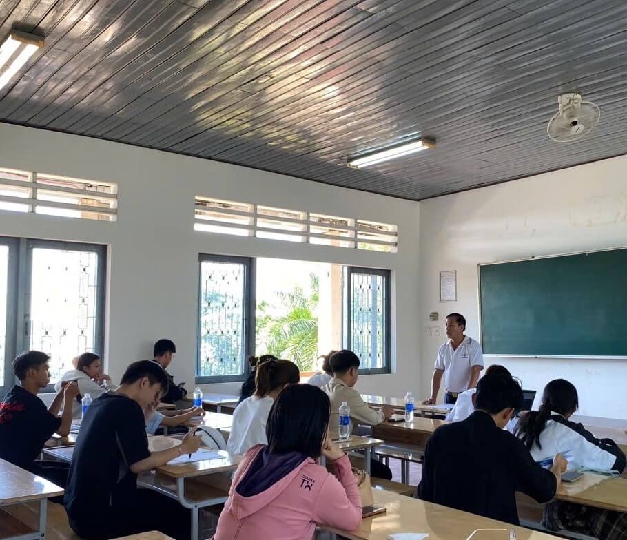 Ông Phạm Huy Hưng, giám đốc công ty TNHH Đào tạo và cung ứng nhân lực Hưng Nguyên giới thiệu về chương trình hợp tác đào tạo