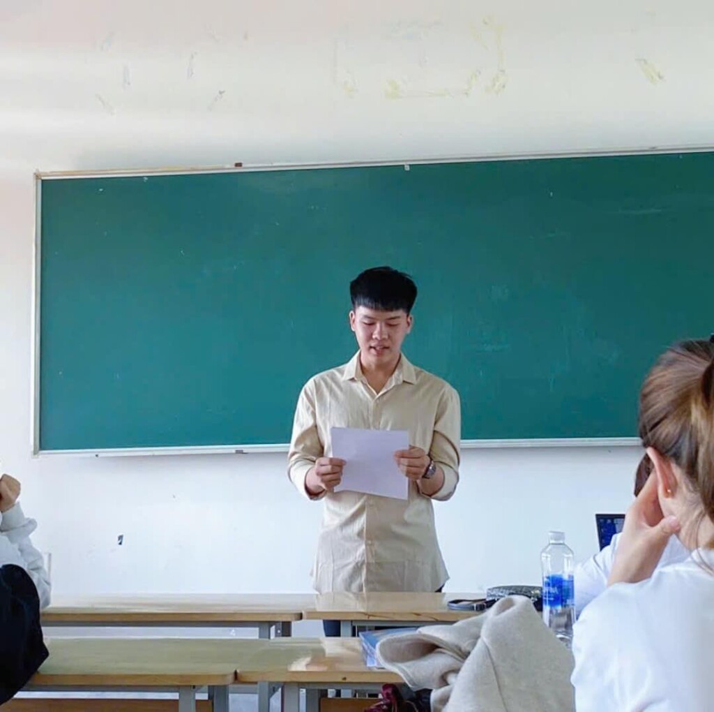 Bạn Nguyễn Đặng Hải Nam - Đại diện học viên phát biểu cảm nghĩ và thể hiện sự quyết tâm học tập