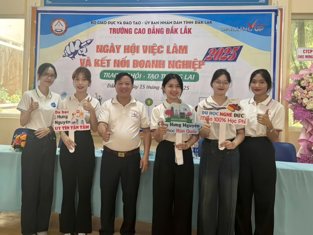 Nhân sự Hưng Nguyên Education tại ngày hội việc làm