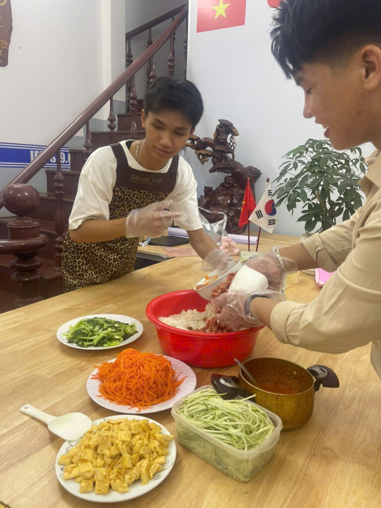 Thi làm món cơm trộn Bibimbap (비빔밥)
